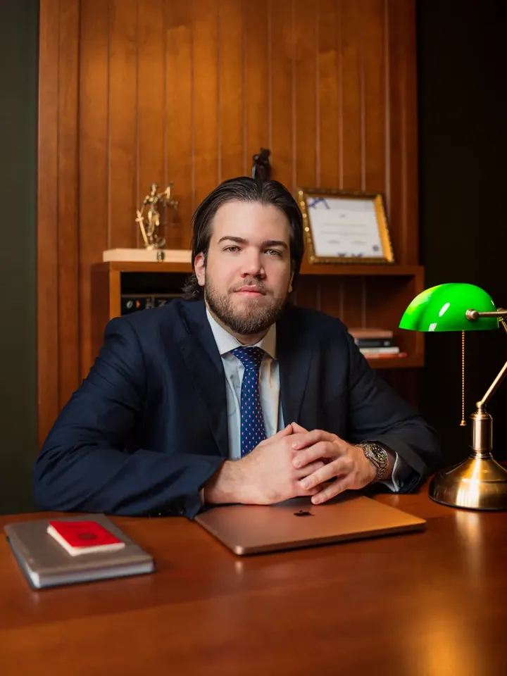Davi de Almeida Cunha em sua mesa de trabalho